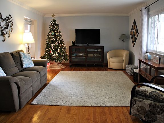 2nd image of 1711 Fort Henry Dr