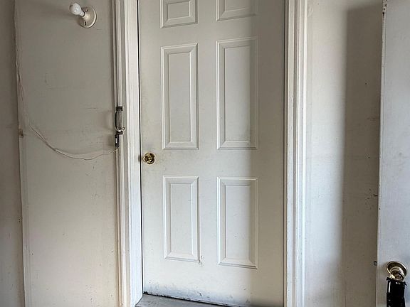 3rd image of 988 Chartier