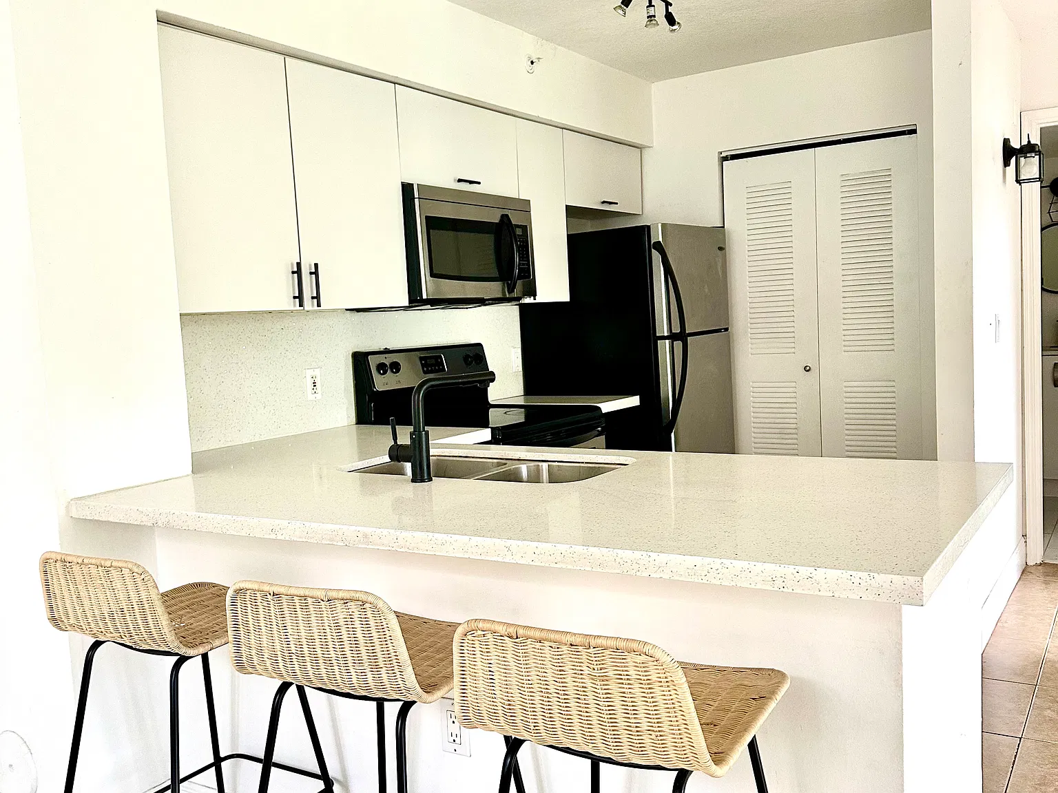 1 bed, 700 sqft, $1,960 — Photo 1