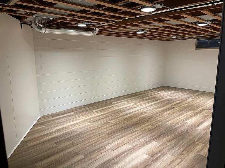 370 E Jefferson St — Photo 13