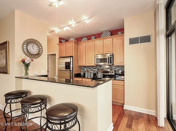 3rd image of 1322 S Prairie Ave Unit 402