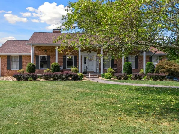 1805 Oakwood St, Bedford, VA 24523