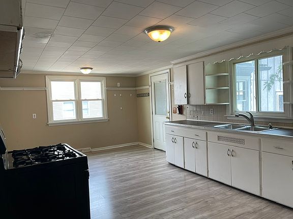 5th image of 516 W Main St