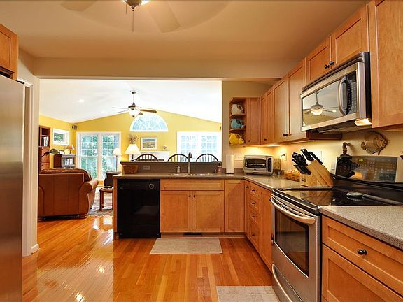 3rd image of 104 E Wildwood Ln