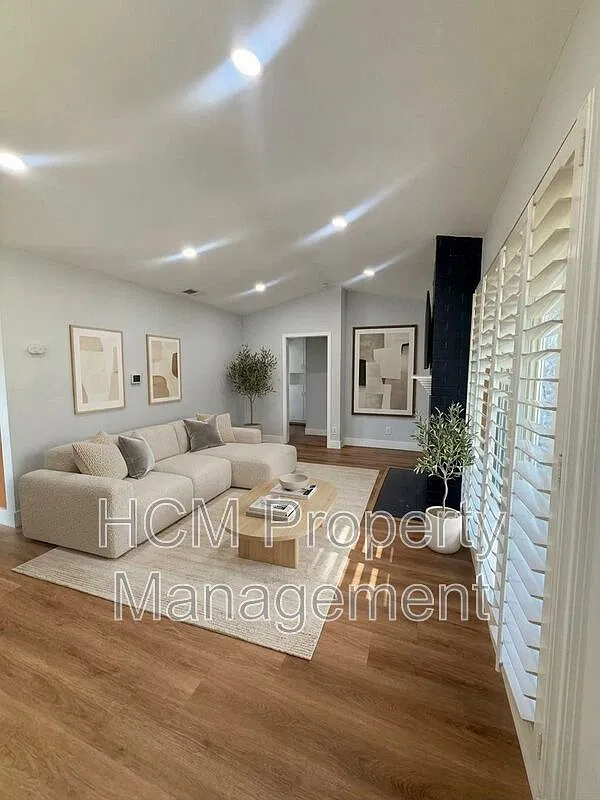 2 bed, 1.0 bath, 1235 sqft, $2,900 — Photo 3