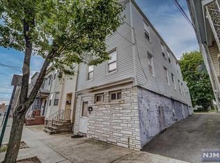 22 Washington St, Harrison, NJ 07029