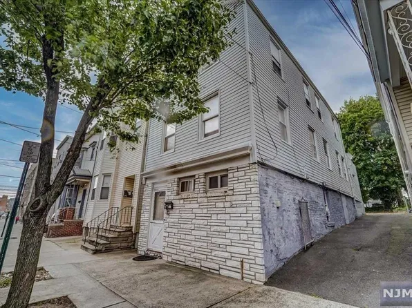 22 Washington St, Harrison, NJ 07029