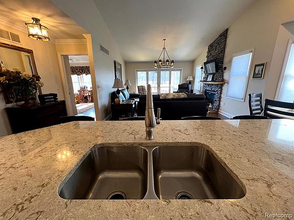 4th image of 239 Creekwood Cir