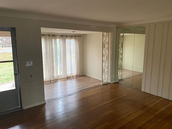 2nd image of 2914 Temple Ave