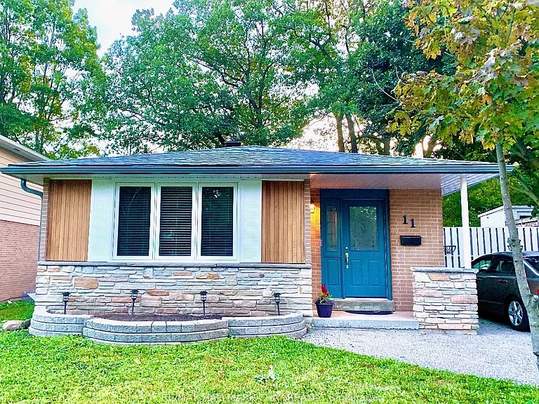 11 Daphne Cres #LOWER — Photo 1