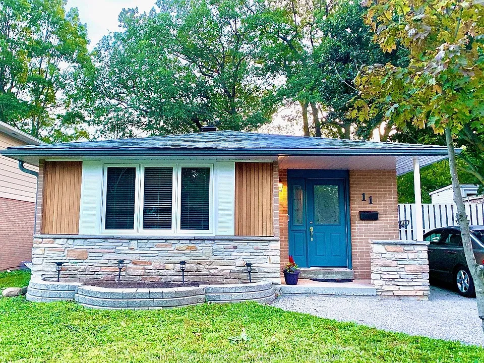 11 Daphne Cres #LOWER