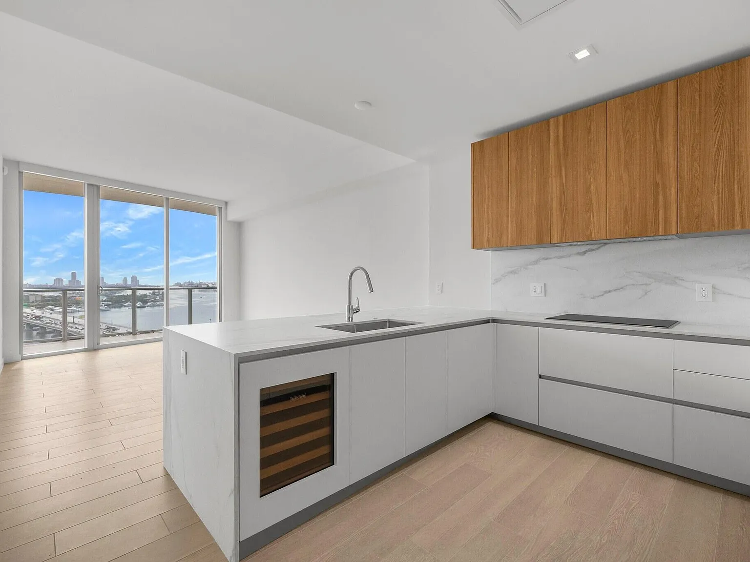 1 bed, 2.0 bath, 1216 sqft, $5,900 — Photo 3