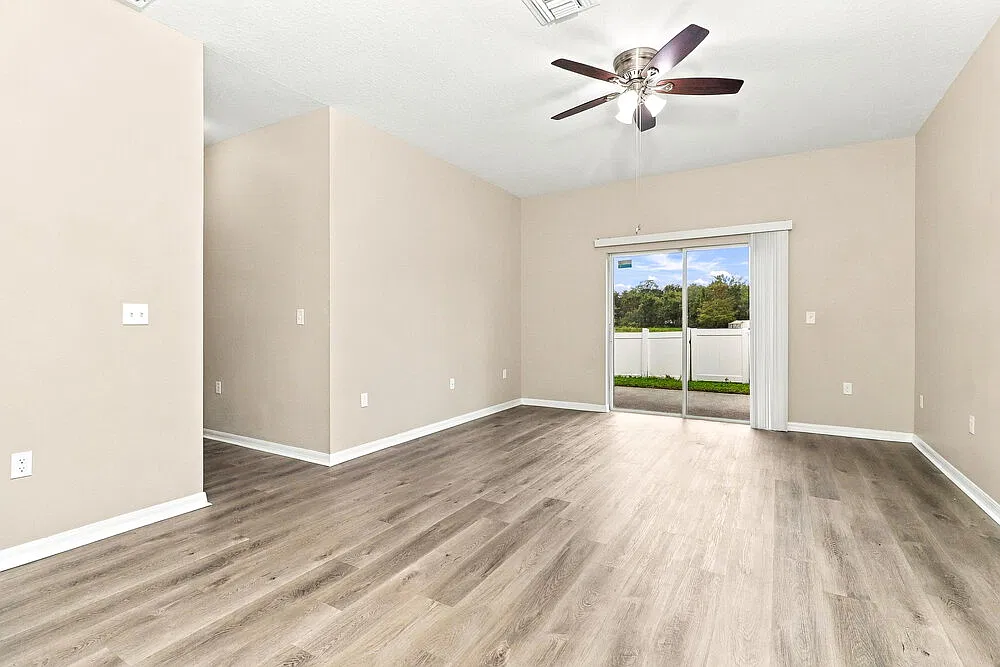 4 bed, 2.0 bath, 1968 sqft, $2,360 — Photo 4