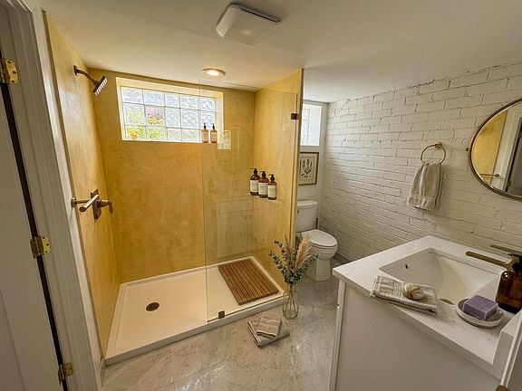 2nd image of 3952 Commonwealth St #4