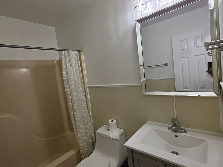 109 N State St — Photo 11