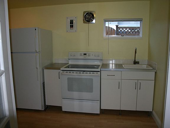 lower unit kitchen