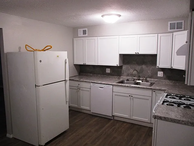 2204 Rainbow Ave — Photo 3
