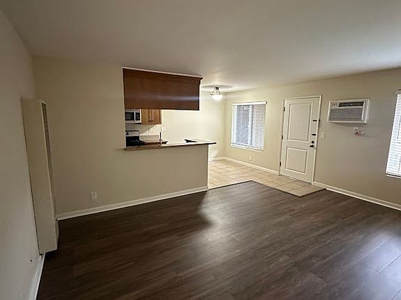 5th image of 20327 Saticoy St Unit 216