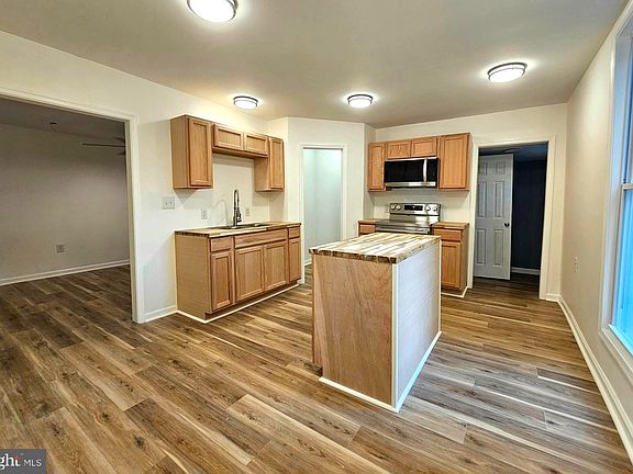 4th image of 604 Clarke Ave