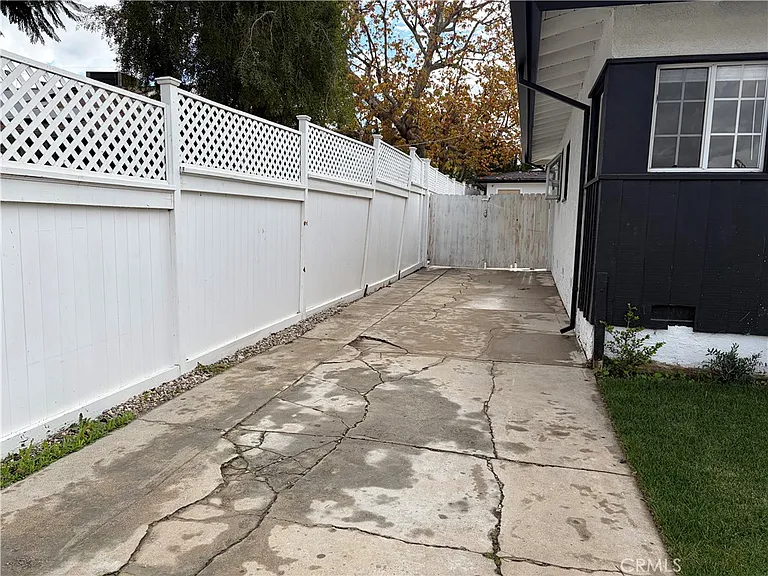 19216 Calvert St — Photo 29