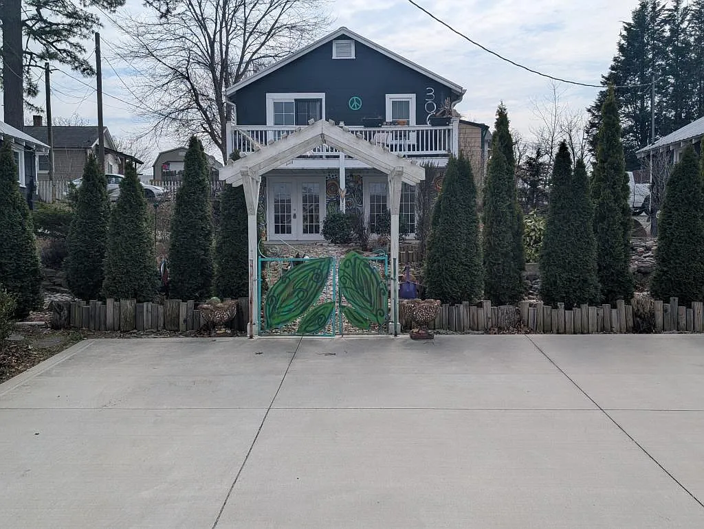 306 Davis St — Photo 1
