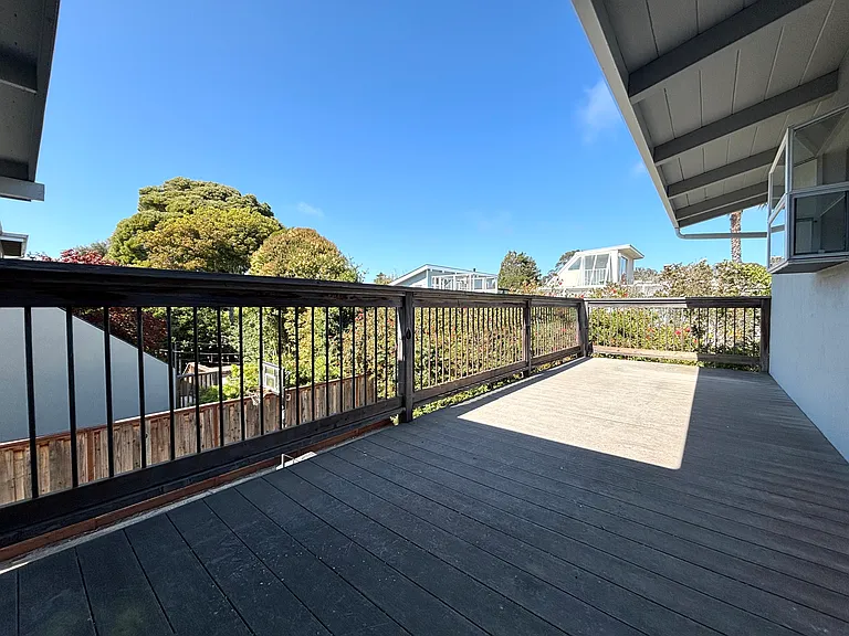 653 Bayview Dr — Photo 44
