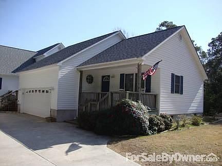 Driveway View : Guest Quarters has separate entrance with covered porch entrance.