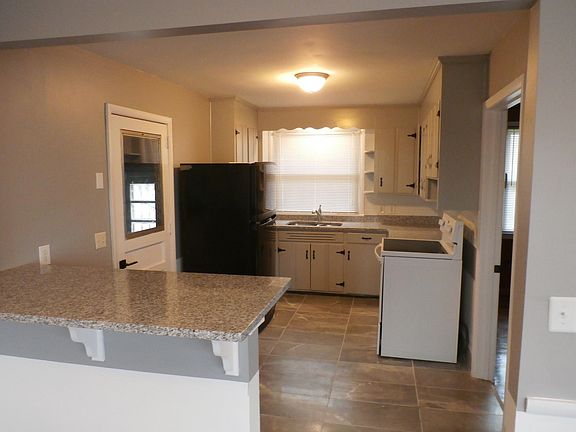 3rd image of 906 Radford Dr