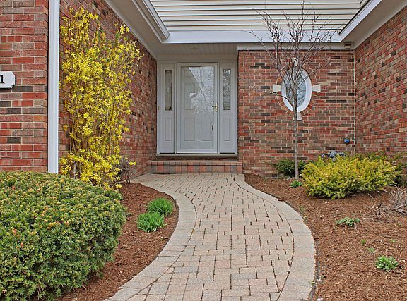 3rd image of 17621 W Knollwood Ct