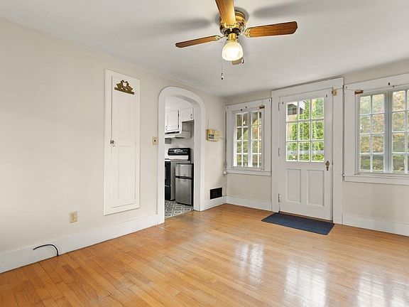 5th image of 10 Oak St