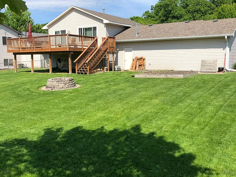 1048 Meadow St — Photo 3