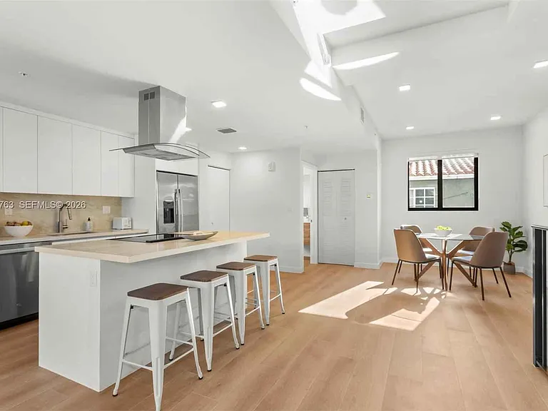 1376 SW 4th St — Photo 2