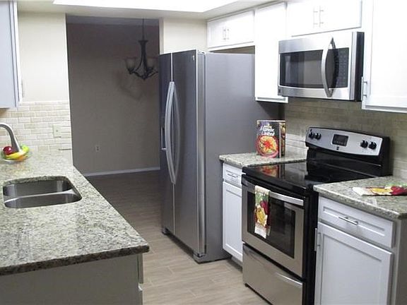 BEAUTIFUL BRAND NEW KITCHEN WITH NEW STAINLESS APPLIANCES