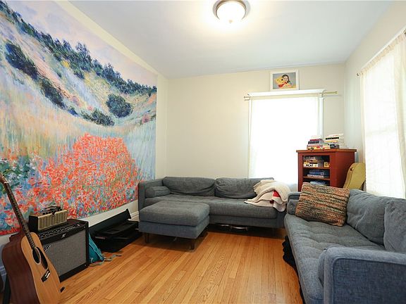 3rd image of 294 Laburnam Cres