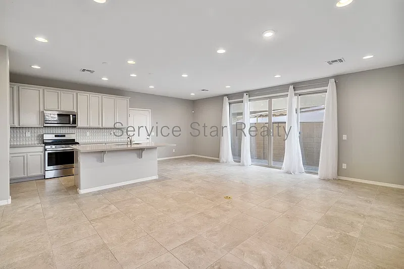 4 bed, 3.0 bath, 2100 sqft, $2,695 — Photo 3