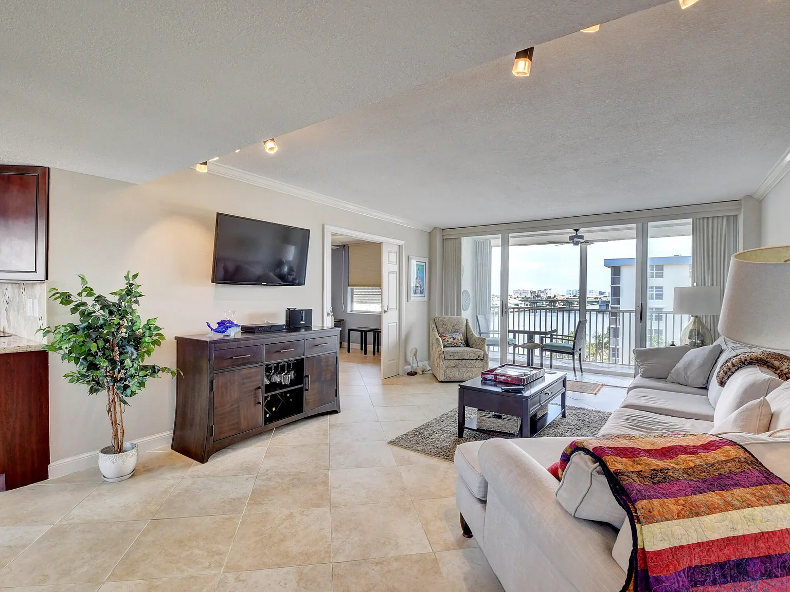 2 bed, 2.0 bath, 1092 sqft, $7,500 — Photo 3
