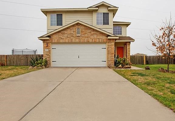 Great location of home, ample space between neighbors!