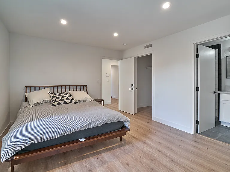 152 S Serrano Ave — Photo 20
