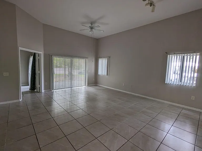 260 Crestwood Cir — Photo 6