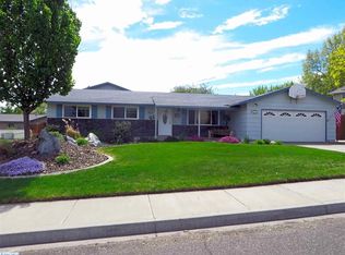 911 W Park Hills Dr, Kennewick, WA 99337