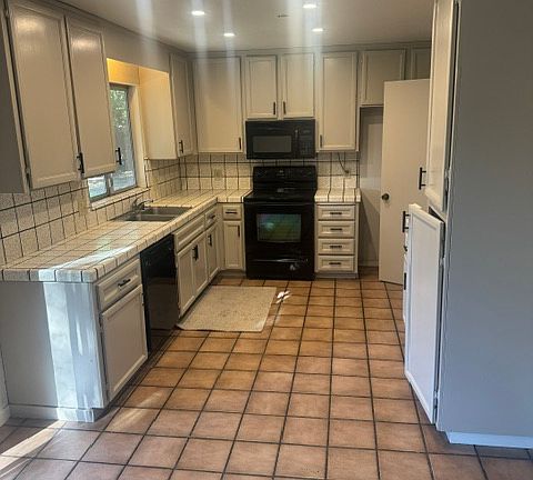 5th image of 210 Laurel Ct