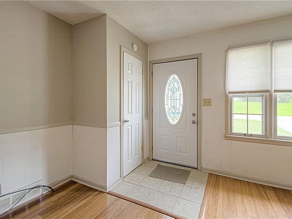 4th image of 820 S Main St