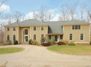 18 Oak Ridge Dr, Newtown, CT 06470