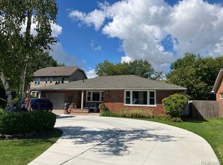 33931 Jefferson Ave, Saint Clair Shores, MI