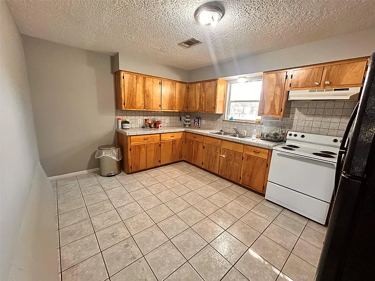 8118 S Hamilton Rd — Photo 13
