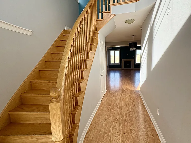 129 Robert Wilson Cres — Photo 2