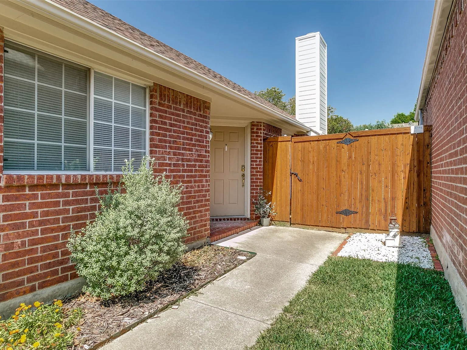 3 bed, 2.0 bath, 1372 sqft, $2,195 — Photo 2