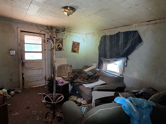 4th image of 148 Pecan Ln