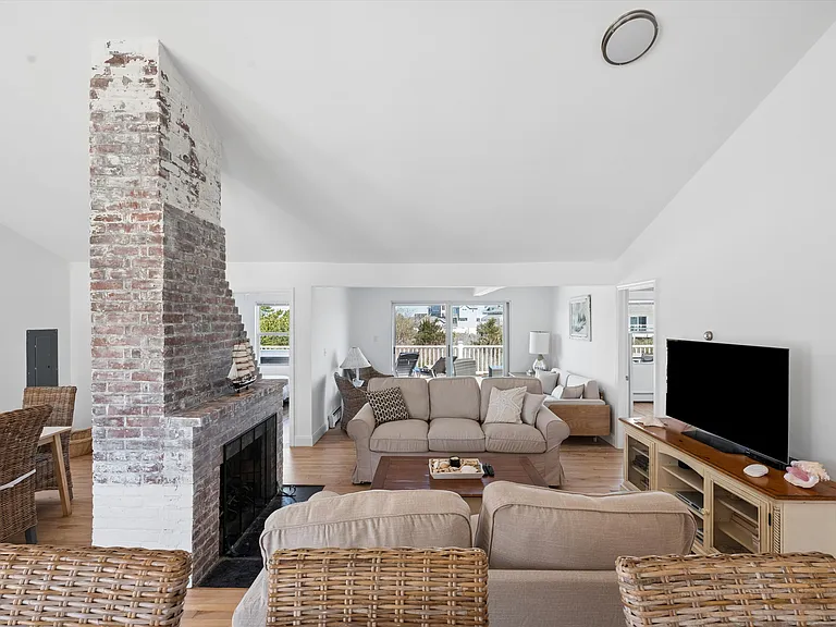 898 Dune Rd — Photo 4