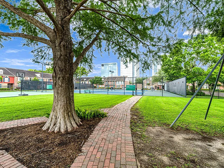 1669 W Sam Houston Pkwy S — Photo 34